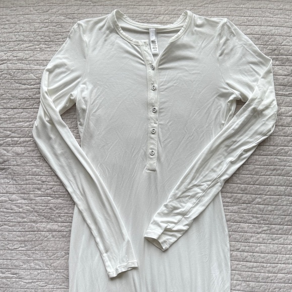 Skims Sleep Long Henley Dress Snow - Picture 4 of 15